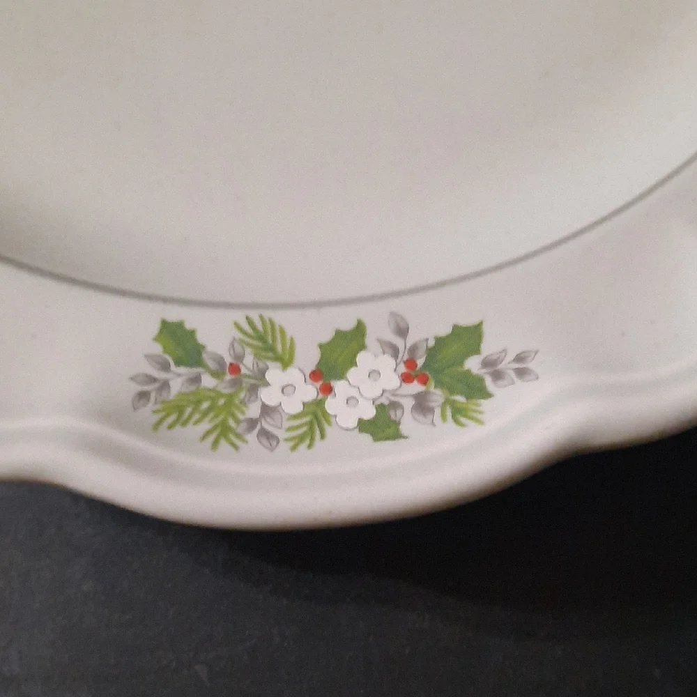 Set of 2 Pfaltzgraff White Dinner Plate with Holly and Red Berry Accents - Picture 5 of 13